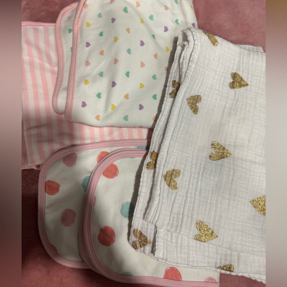 Amazon Essentials Baby Bibs with Hearts and Dots